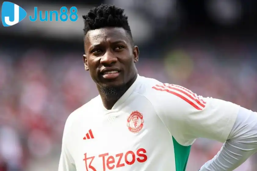 Andre Onana không còn nằm trong kế hoạch của Ruben Amorim (Ảnh: AP).